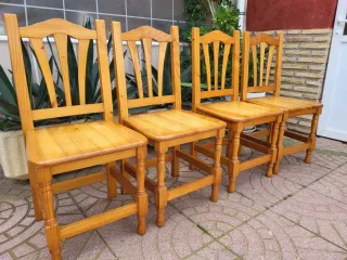 Cuatro sillas de madera