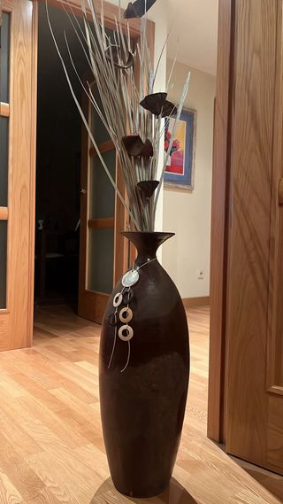 Vaso da terra decorativo con rami secchi