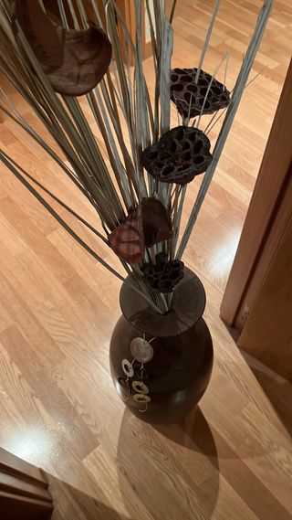 Vaso da terra decorativo con rami secchi