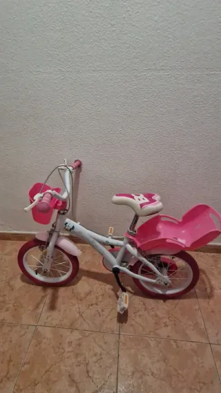 Bicicleta infantil rosa con cesta