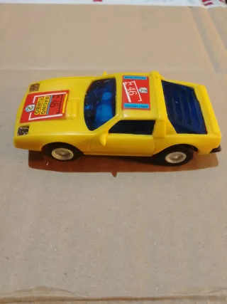 Coche de juguete amarillo tipo Scalextric