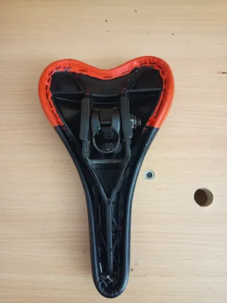 Sillín MTB Negro + Fundas Gel todo el lote