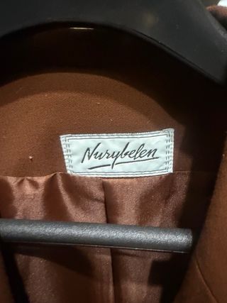 Traje de chaqueta y falda marrón