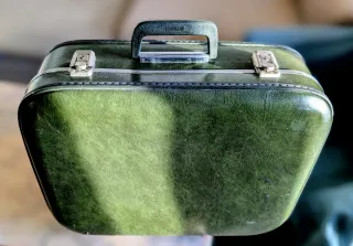 Maleta vintage verde Marca THADER