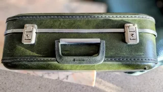 Maleta vintage verde Marca THADER