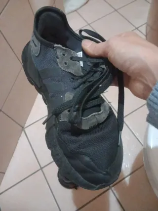 Scarpe Adidas nere e grigie. Unisex