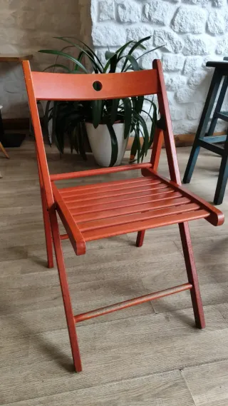 Sillas plegables de madera.