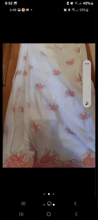 Cortinas blancas con estampado rosa