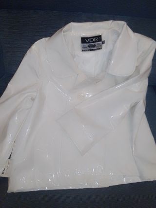 Chaqueta corta impermeable blanca