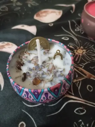 Velas artesanales decoradas y ritualizadas