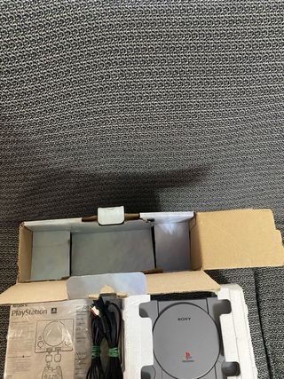 PlayStation 1 con caja completa