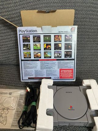 PlayStation 1 con caja completa