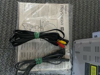 PlayStation 1 con caja completa