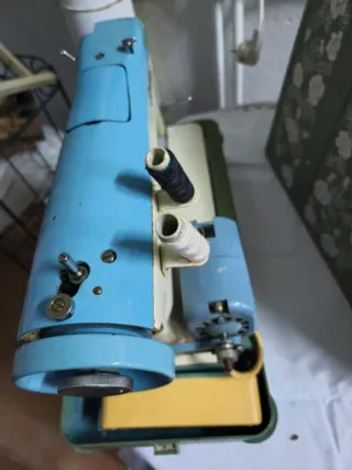 Máquina de coser portátil Jones con tapa