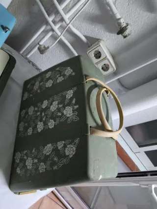 Máquina de coser portátil Jones con tapa