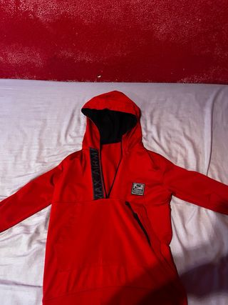 Chaqueta Nike Max Air con capucha roja