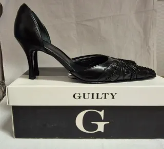 Zapatos de tacón negros.