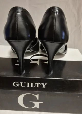 Zapatos de tacón negros.