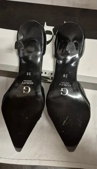 Zapatos de tacón negros.