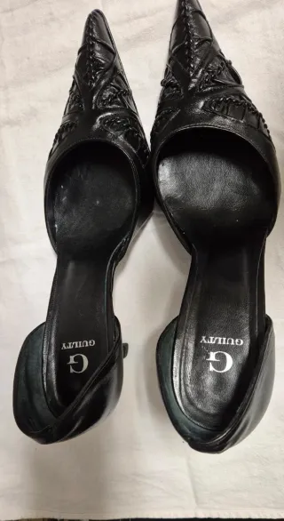 Zapatos de tacón negros.