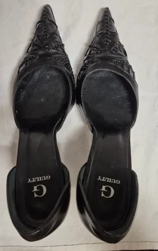 Zapatos de tacón negros.