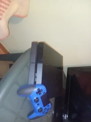 Consola PS4 Negra con Mando Azul