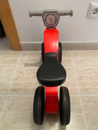 Moto correpasillos roja