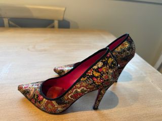 Zapatos de tacón con lentejuelas y estampado