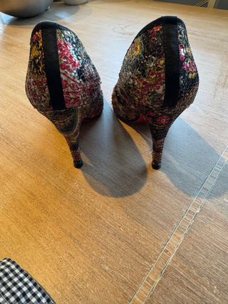 Zapatos de tacón con lentejuelas y estampado