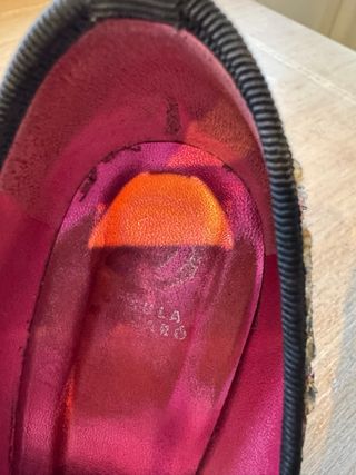 Zapatos de tacón con lentejuelas y estampado