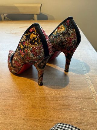 Zapatos de tacón con lentejuelas y estampado