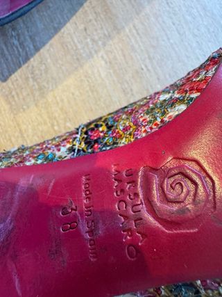 Zapatos de tacón con lentejuelas y estampado