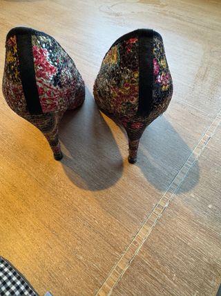 Zapatos de tacón con lentejuelas y estampado