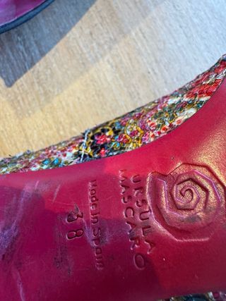 Zapatos de tacón con lentejuelas y estampado