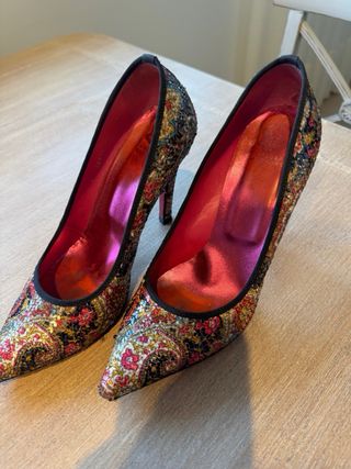 Zapatos de tacón con lentejuelas y estampado