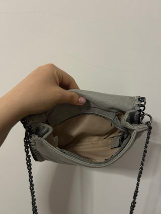 Bolso gris con cadena