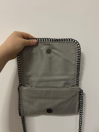 Bolso gris con cadena