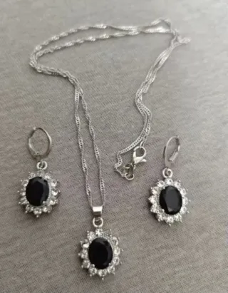 Conjunto collar y pendientes piedra negra