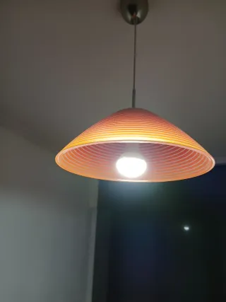 Lámpara colgante naranja y blanca