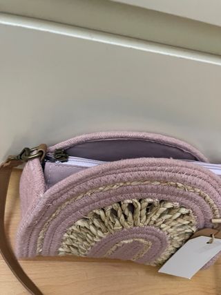 Bolso de rafia con diseño de arcoíris