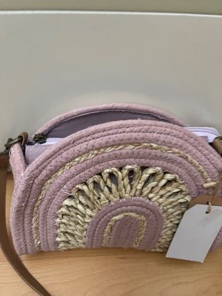 Bolso de rafia con diseño de arcoíris