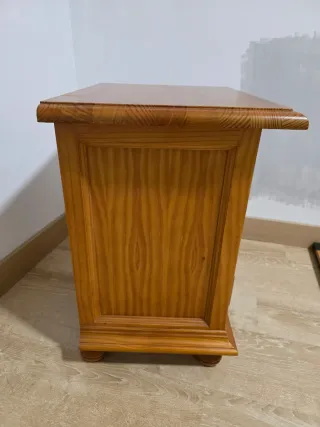 Mesita de noche de madera