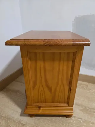 Mesita de noche de madera