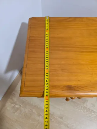 Mesita de noche de madera