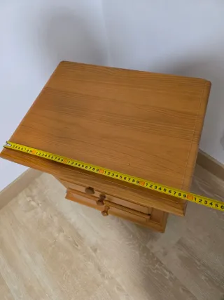 Mesita de noche de madera