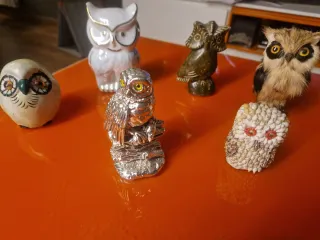 Collezione di 32 gufi decorativi