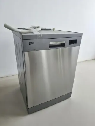 Lavavajillas Beko de acero inoxidable.