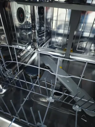 Lavavajillas Beko de acero inoxidable.