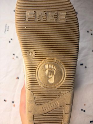 Zapatillas barefoot beige y blancas