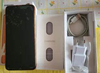 Samsung Galaxy A70 128GB y 8GB RAM. Color Coral.